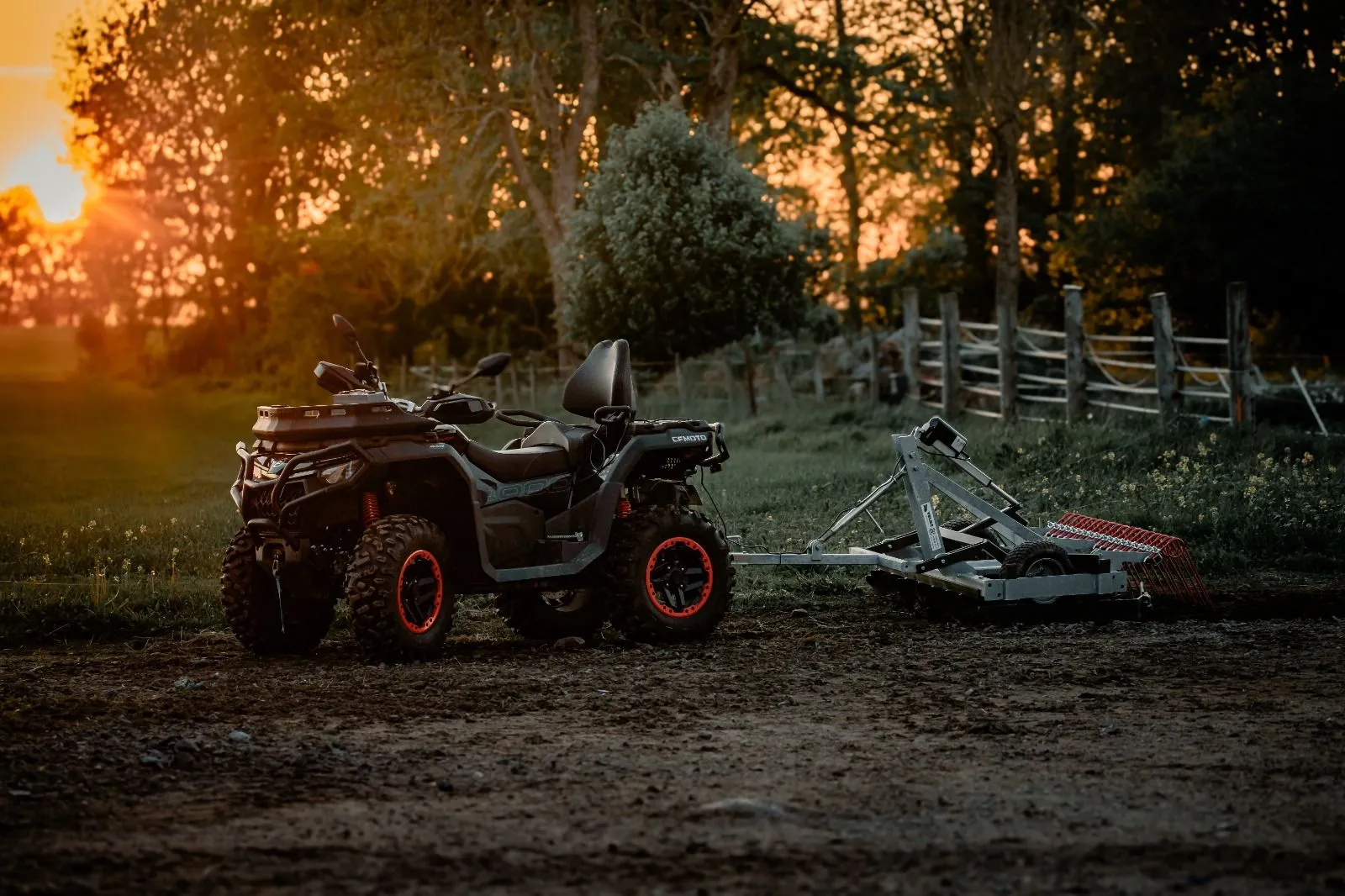 Galvaniserad Velog Gångkratta vid solnedgång